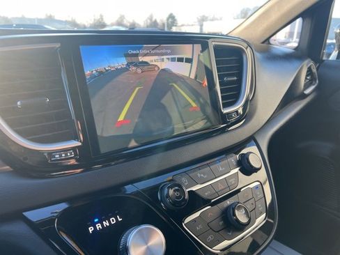 Used 2026 Chrysler Pacifica Select image 37