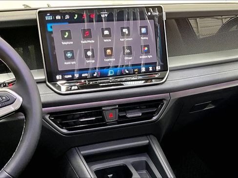 New 2026 Volkswagen Tiguan SE image 9