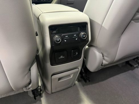 Used 2017 GMC Acadia SLT AWD/4WD image 17