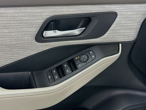 Used 2023 Nissan Rogue SV image 15