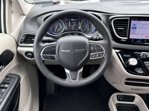 Used 2024 Chrysler Pacifica Touring-L FWD image 21