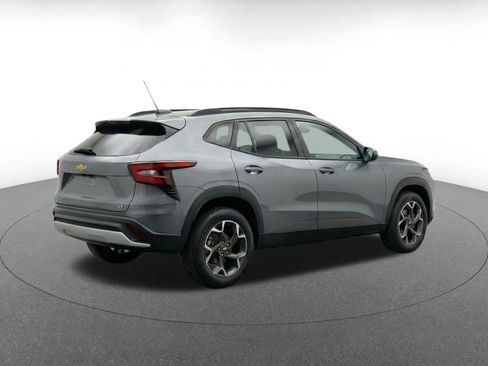 Used 2025 Chevrolet Trax LT FWD image 8