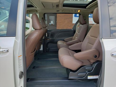 Used 2019 Toyota Sienna Limited Premium image 11