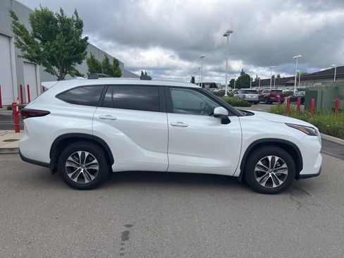 Used 2025 Toyota Highlander XLE image 4