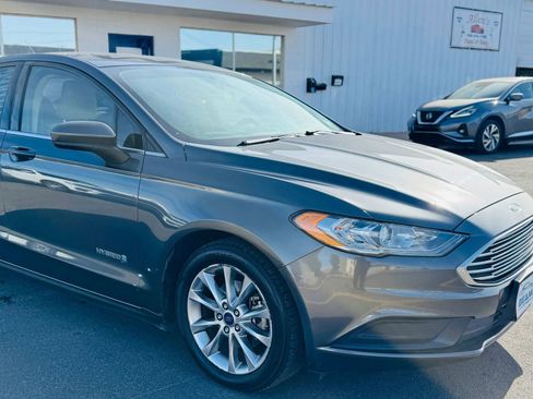Used 2017 Ford Fusion SE image 2