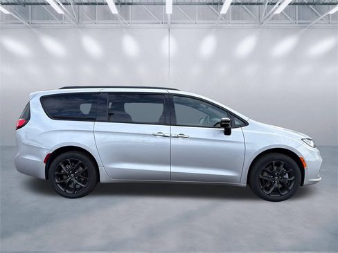 New 2026 Chrysler Pacifica Select w/ S Appearance Package image 6