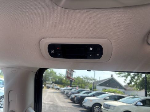 Used 2017 Chrysler Pacifica Touring-L FWD image 21