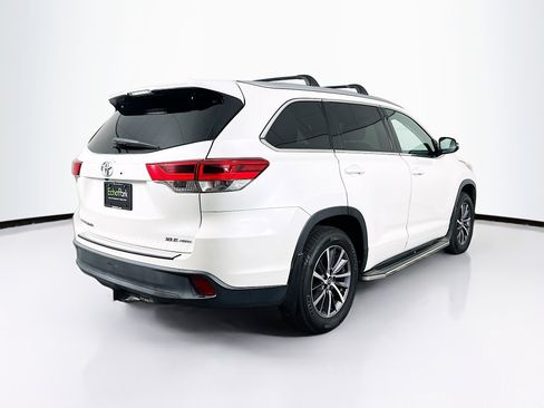 Used 2018 Toyota Highlander XLE w/ Carpet Mat Package (TMS) image 9
