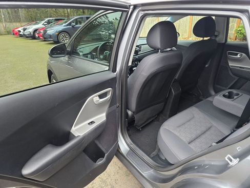 Used 2017 Kia Niro LX image 15