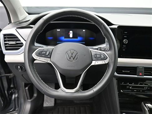 Certified 2025 Volkswagen Taos SE image 15