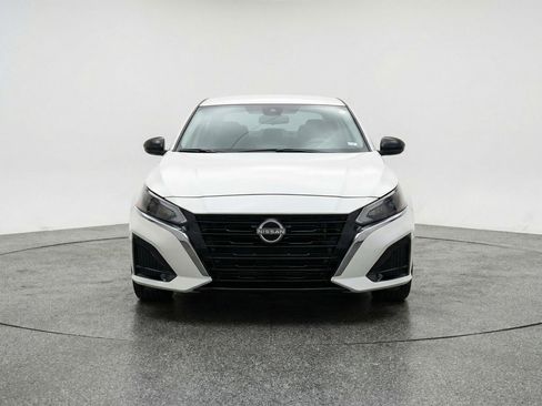 Used 2025 Nissan Altima 2.5 SV FWD image 2