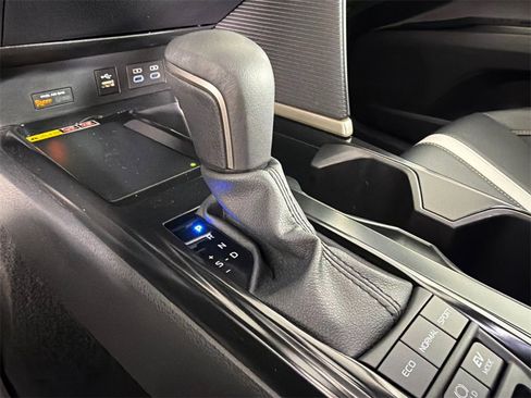 Used 2025 Toyota Camry SE image 30