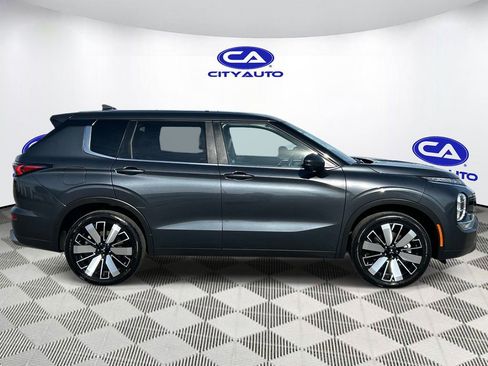 Used 2025 Mitsubishi Outlander SE image 2