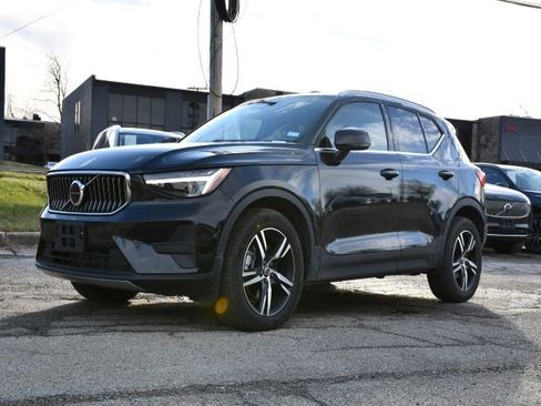 Certified 2025 Volvo XC40 B5 Core image 3