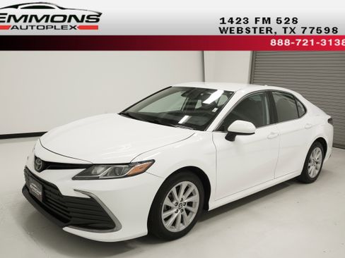 Used 2022 Toyota Camry LE image 1