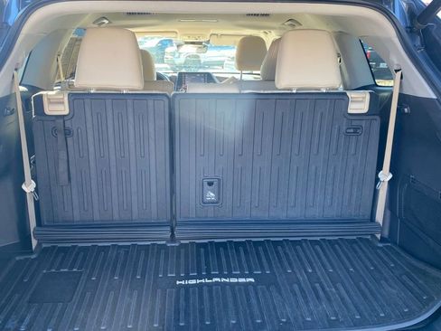Used 2021 Toyota Highlander XLE image 12