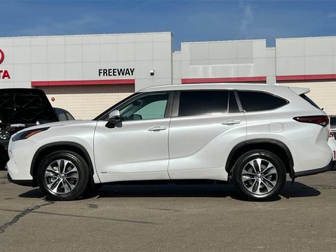 Certified 2025 Toyota Highlander XLE image 9