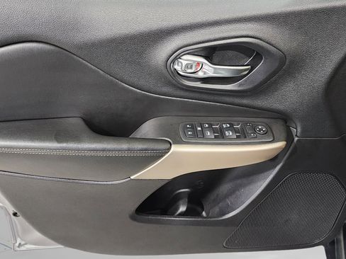 Used 2018 Jeep Cherokee Limited image 12