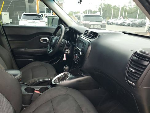 Used 2017 Kia Soul + image 32