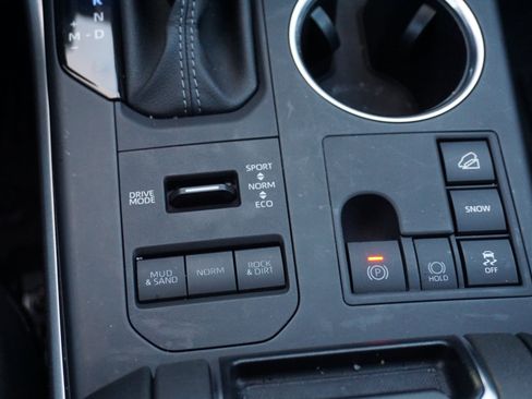 Used 2025 Toyota Highlander XLE image 12