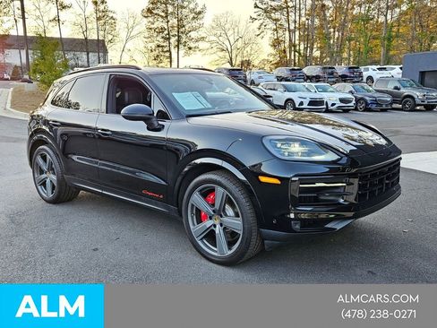 Used 2024 Porsche Cayenne S AWD/4WD image 3
