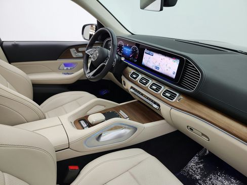 Used 2024 Mercedes-Benz GLS 450 4MATIC image 17
