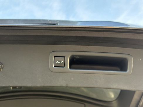 Used 2023 Toyota Highlander XLE image 16