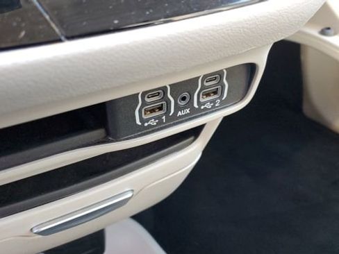 Certified 2024 Chrysler Pacifica Touring-L image 18