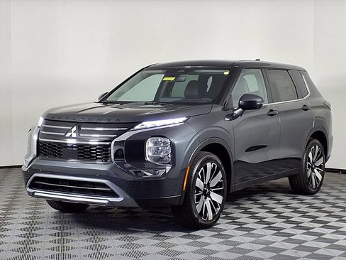 Used 2025 Mitsubishi Outlander SE image 3