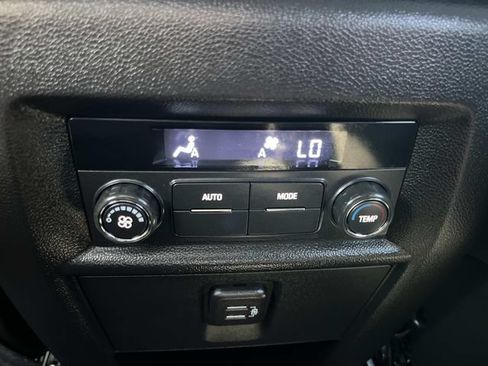 Used 2023 Chevrolet Traverse LT FWD image 18