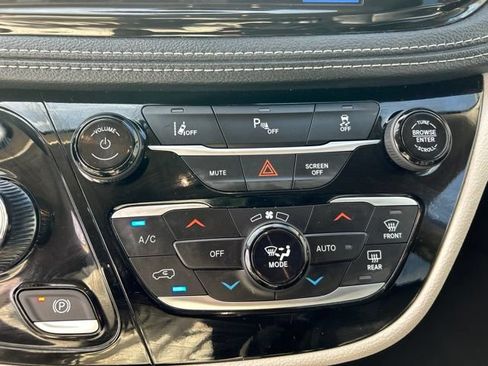 Used 2024 Chrysler Pacifica Limited FWD image 29