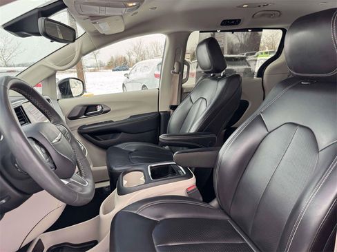 Used 2023 Chrysler Pacifica Touring-L image 13