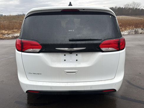 Used 2026 Chrysler Voyager LX image 4