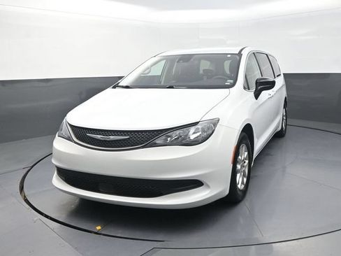 Used 2024 Chrysler Voyager LX FWD image 5