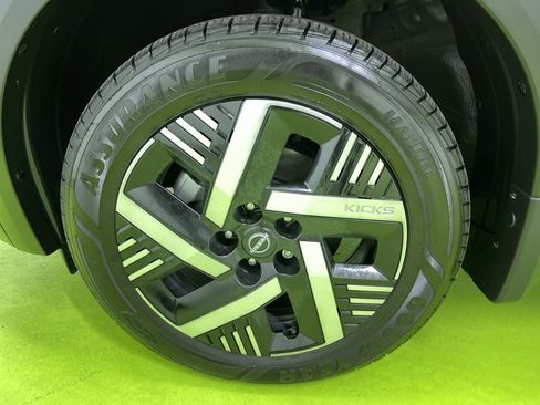 Used 2025 Nissan Kicks SV image 14