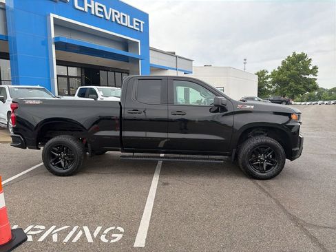 Used 2019 Chevrolet Silverado 1500 Custom Trail Boss w/ Custom Convenience Package AWD/4WD image 2