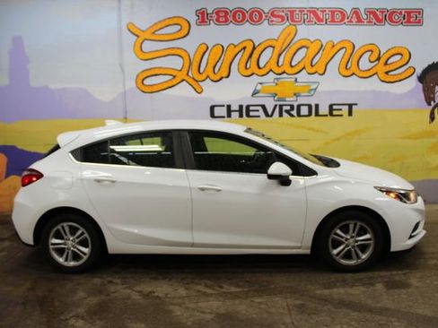 Used 2017 Chevrolet Cruze LT FWD image 1