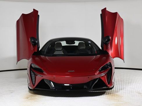 Used 2024 McLaren Artura image 21
