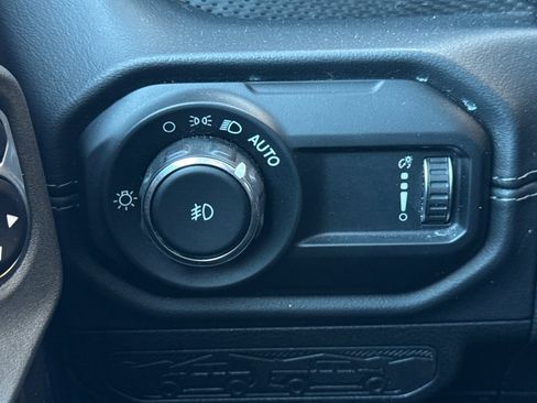 Used 2025 Jeep Wrangler Unlimited Rubicon AWD/4WD image 31