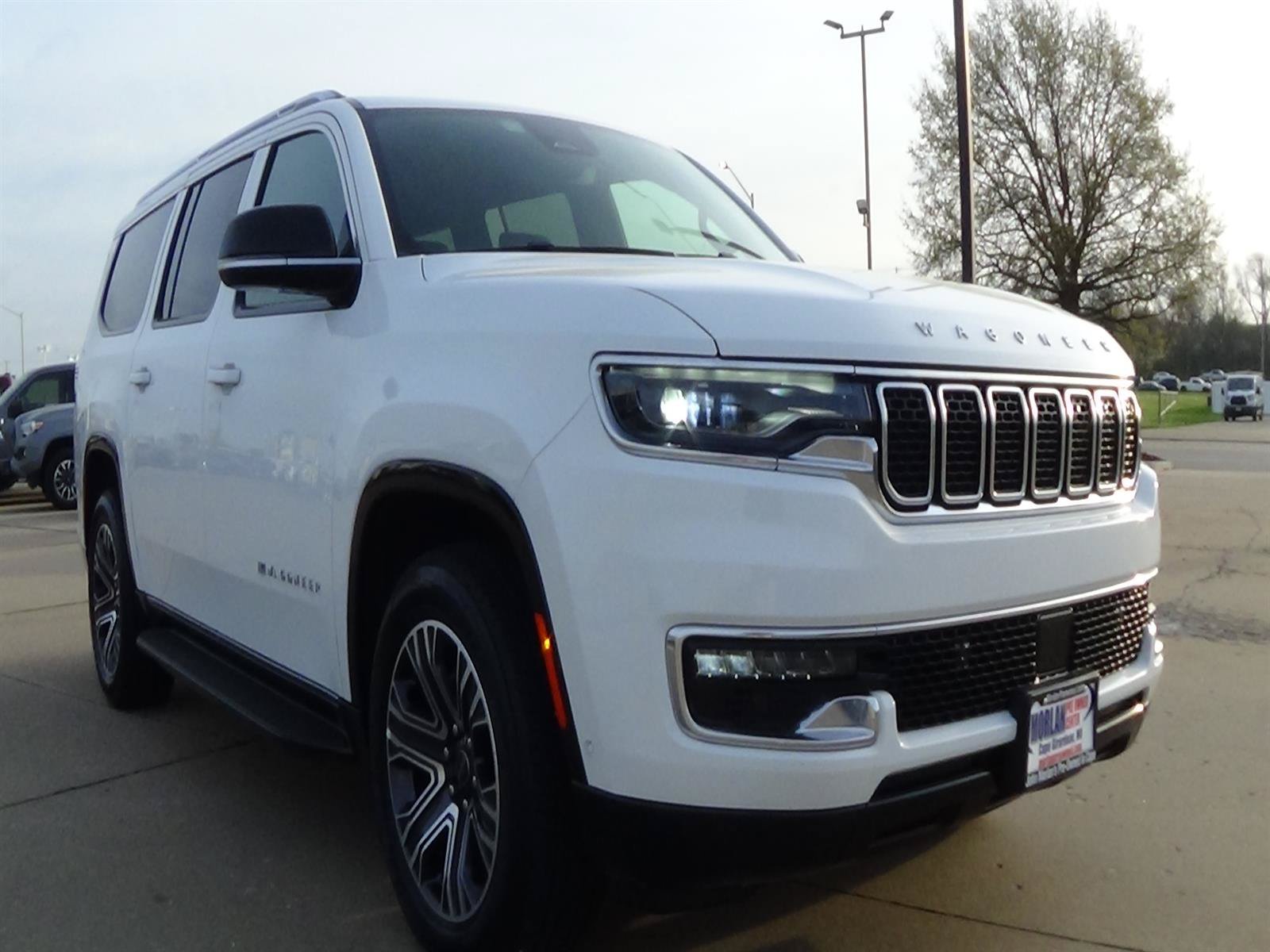 Used 2025 Jeep Wagoneer L 4WD image 4