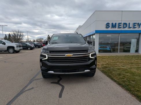 Used 2022 Chevrolet Suburban LT image 2