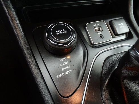 Used 2022 Jeep Cherokee Limited image 12