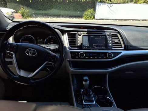 Used 2018 Toyota Highlander XLE w/ Carpet Mat Package (TMS) AWD/4WD image 20