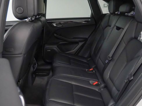 Certified 2025 Porsche Macan image 18
