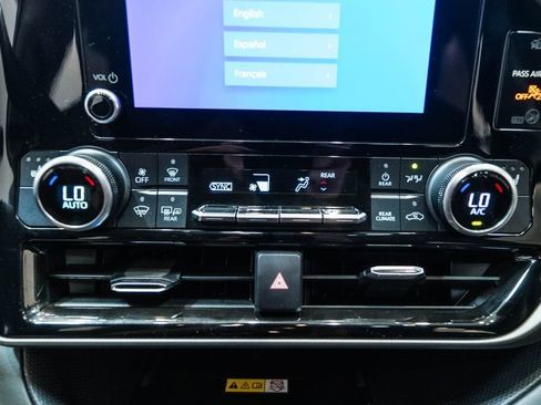 Used 2023 Toyota Highlander XLE AWD/4WD image 26