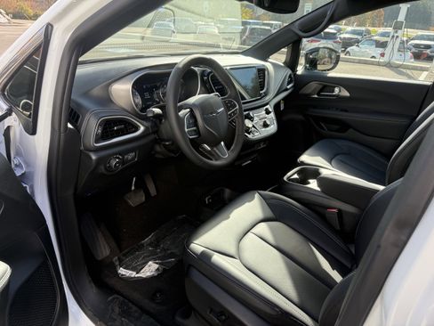 New 2026 Chrysler Pacifica Select image 7