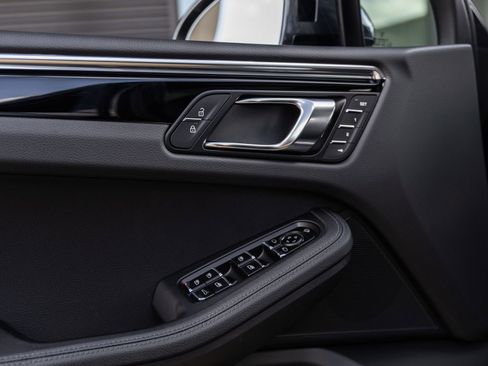 Certified 2026 Porsche Macan AWD/4WD image 25