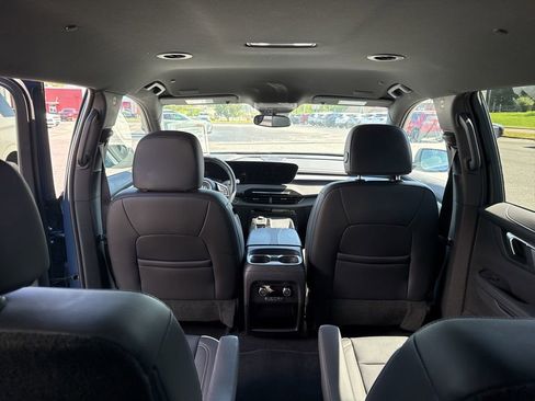 Used 2025 Buick Enclave Preferred AWD/4WD image 11