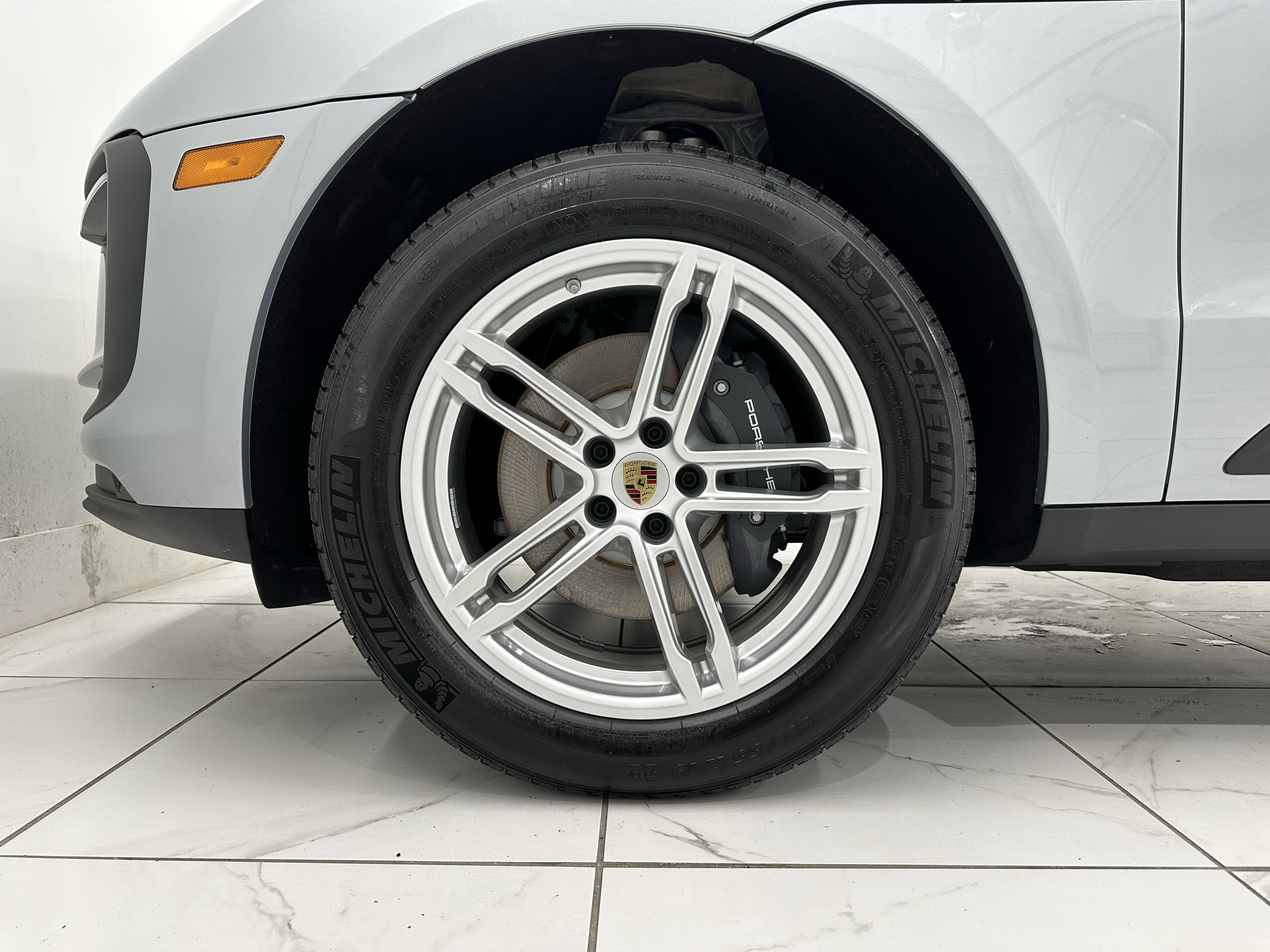 Used 2025 Porsche Macan AWD/4WD image 16