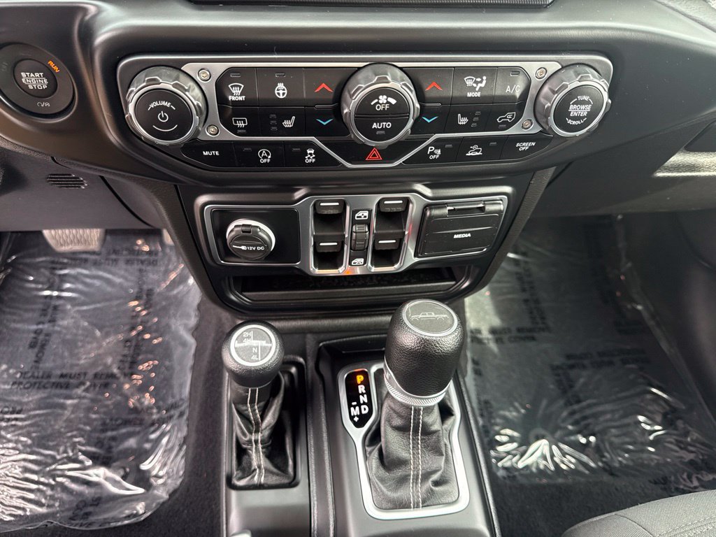 Certified 2022 Jeep Gladiator Overland w/ LED Lighting Group AWD/4WD image 15